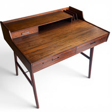 Load image into Gallery viewer, Danish palisander bureau model 56 ontworpen door Arne Wahl Iversen voor Vinde Møbelfabrik, Denemarken 1960.