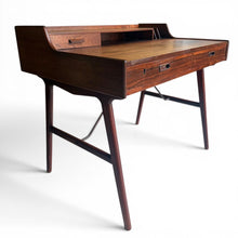 Load image into Gallery viewer, Danish palisander bureau model 56 ontworpen door Arne Wahl Iversen voor Vinde Møbelfabrik, Denemarken 1960.