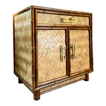 Afbeelding in Gallery-weergave laden, Vintage faux bamboe en rotan kastje met visgraatmotief, Frankrijk 1960s