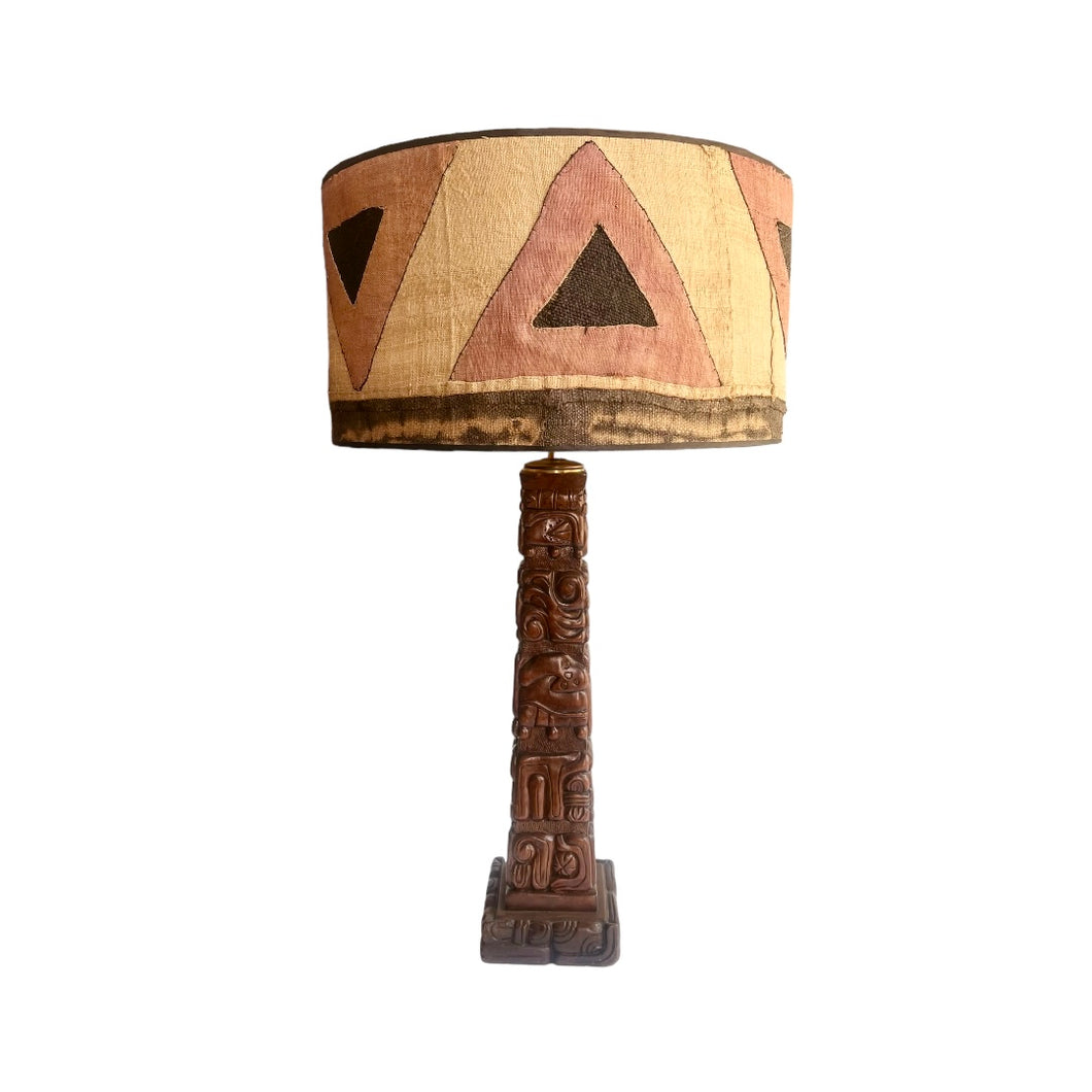 Vintage hand bestoken houten “Totem” tafel lamp van Temde met unieke nieuwe kap, Zwitserland 1960's