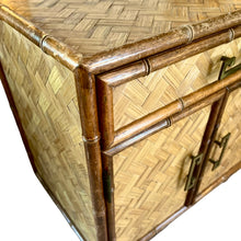 Afbeelding in Gallery-weergave laden, Vintage faux bamboe en rotan kastje met visgraatmotief, Frankrijk 1960s