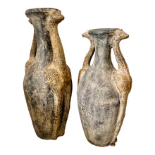 Afbeelding in Gallery-weergave laden, Unieke vintage set van twee XL kleien tribale vazen met giraffe handgrepen