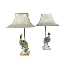 Load image into Gallery viewer, Holywood Regency Set Dipinto a Mano Keramiek Porseleinen Pauwen Tafellampen, Italië 1970s