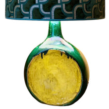 Afbeelding in Gallery-weergave laden, Vintage Keramnieken voet met aldecco-stof Lamp — jaren ‘70 karakterstuk