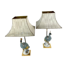 Load image into Gallery viewer, Holywood Regency Set Dipinto a Mano Keramiek Porseleinen Pauwen Tafellampen, Italië 1970s