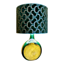 Afbeelding in Gallery-weergave laden, Vintage Keramnieken voet met aldecco-stof Lamp — jaren ‘70 karakterstuk