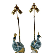 Load image into Gallery viewer, Holywood Regency Set Dipinto a Mano Keramiek Porseleinen Pauwen Tafellampen, Italië 1970s