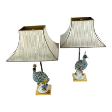 Load image into Gallery viewer, Holywood Regency Set Dipinto a Mano Keramiek Porseleinen Pauwen Tafellampen, Italië 1970s
