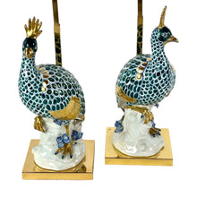 Load image into Gallery viewer, Holywood Regency Set Dipinto a Mano Keramiek Porseleinen Pauwen Tafellampen, Italië 1970s