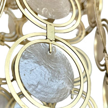 Afbeelding in Gallery-weergave laden, Vintage schelpen kroonluchter met messing ringen, Italië 1970s