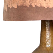 Afbeelding in Gallery-weergave laden, Vintage Keramieken Tafellamp met zijde kap, Duitsland 1980’s