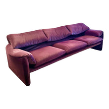 Load image into Gallery viewer, 3-Zits "Maralunga" Cassina Sofa paarse mohair velvet, Vico Magistretti - Italia 1970s