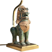 Afbeelding in Gallery-weergave laden, Thaise Singha lion Foo dog bronze en vergulde tafellamp, 1960s
