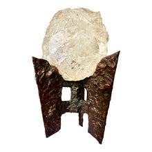 Afbeelding in Gallery-weergave laden, Brutalist sculpture tafellamp van metaal en bergkristal kristal, 1960s

