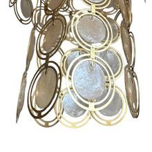 Load image into Gallery viewer, Vintage schelpen kroonluchter met messing ringen, Italië 1970s
