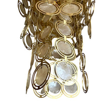 Load image into Gallery viewer, Vintage schelpen kroonluchter met messing ringen, Italië 1970s
