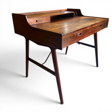 Load image into Gallery viewer, Danish palisander bureau model 56 ontworpen door Arne Wahl Iversen voor Vinde Møbelfabrik, Denemarken 1960.
