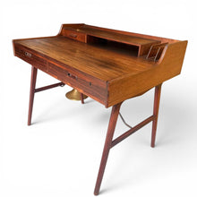 Load image into Gallery viewer, Danish palisander bureau model 56 ontworpen door Arne Wahl Iversen voor Vinde Møbelfabrik, Denemarken 1960.
