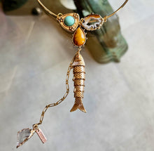 Afbeelding in Gallery-weergave laden, Mippies – Handgemaakte spangketting met beweegbare vis en agaat, hand-made in Nederland
