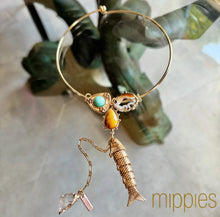 Afbeelding in Gallery-weergave laden, Mippies – Handgemaakte spangketting met beweegbare vis en agaat, hand-made in Nederland
