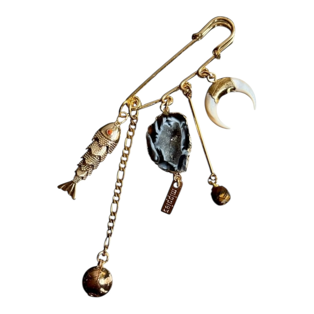 Mippies – Handgemaakte broche/speld met agaat en bedels, Hand-made in Nederland