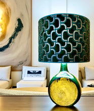 Afbeelding in Gallery-weergave laden, Vintage Keramnieken voet met aldecco-stof Lamp — jaren ‘70 karakterstuk
