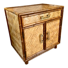 Afbeelding in Gallery-weergave laden, Vintage faux bamboe en rotan kastje met visgraatmotief, Frankrijk 1960s
