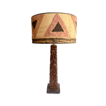 Afbeelding in Gallery-weergave laden, Vintage hand bestoken houten “Totem” tafel lamp van Temde met unieke nieuwe kap, Zwitserland 1960&#39;s
