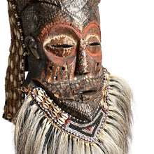 Load image into Gallery viewer, Afrikaans ceremonieel Chokwe masker, Afrika 1940s
