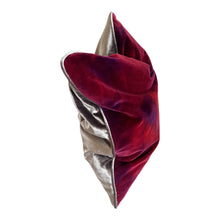 Load image into Gallery viewer, MIPPIES tie-dye paars zilver kussen 49 X 49 X 14 cm
