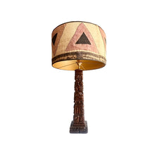 Afbeelding in Gallery-weergave laden, Vintage hand bestoken houten “Totem” tafel lamp van Temde met unieke nieuwe kap, Zwitserland 1960&#39;s
