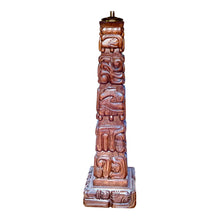 Load image into Gallery viewer, Vintage hand bestoken houten “Totem” tafel lamp van Temde met unieke nieuwe kap, Zwitserland 1960&#39;s

