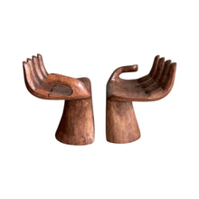 Afbeelding in Gallery-weergave laden, Vintage set van 6 Handgesneden Suar Houten Handstoelen
