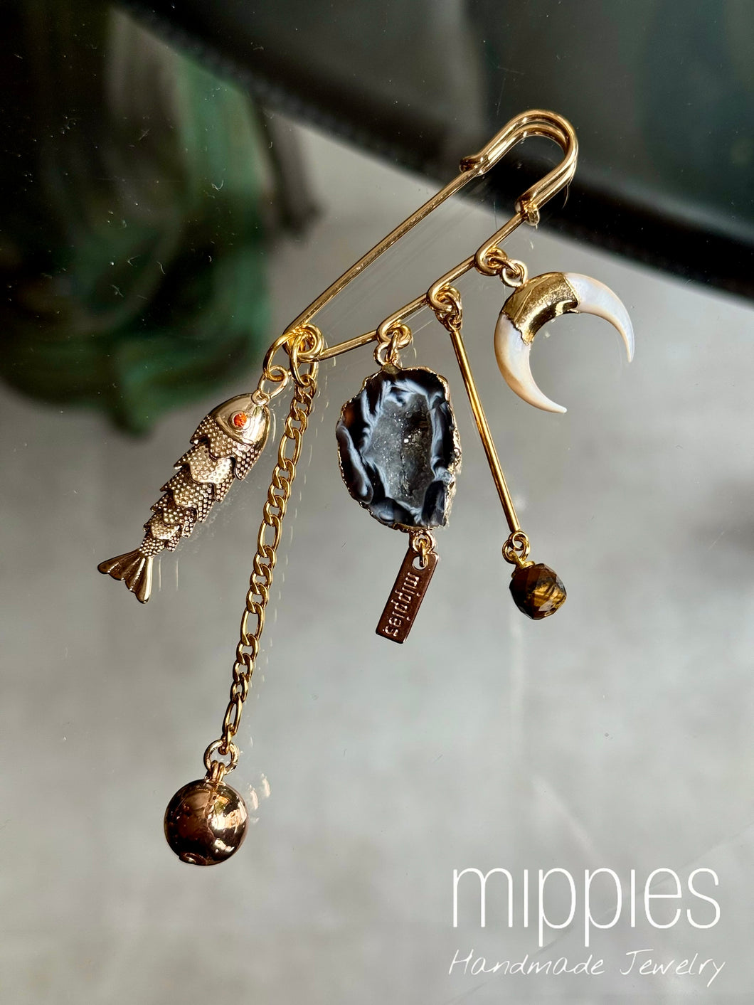 Mippies – Handgemaakte broche/speld met agaat en bedels, Hand-made in Nederland