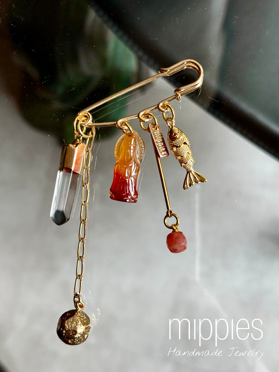 Mippies – Handgemaakte broche/speld met bedels en halfedelstenen, Hand-made in Nederland