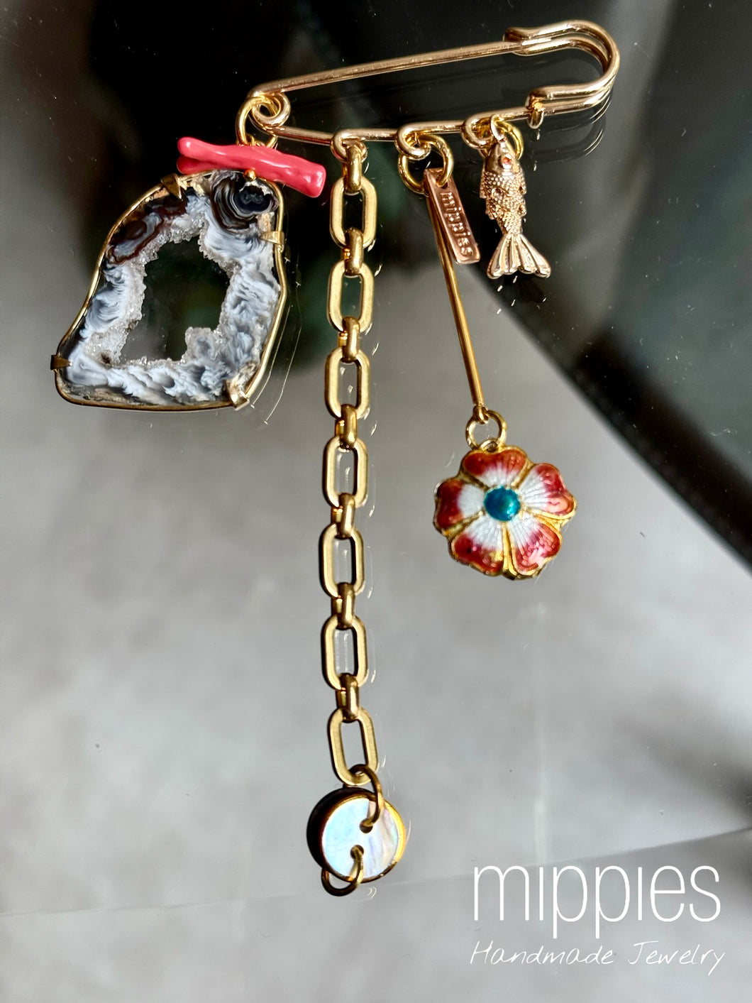 Mippies – Handgemaakte Broche/Speld met Agaat, Vis en Bloem Bedel, Hand-made in Nederland