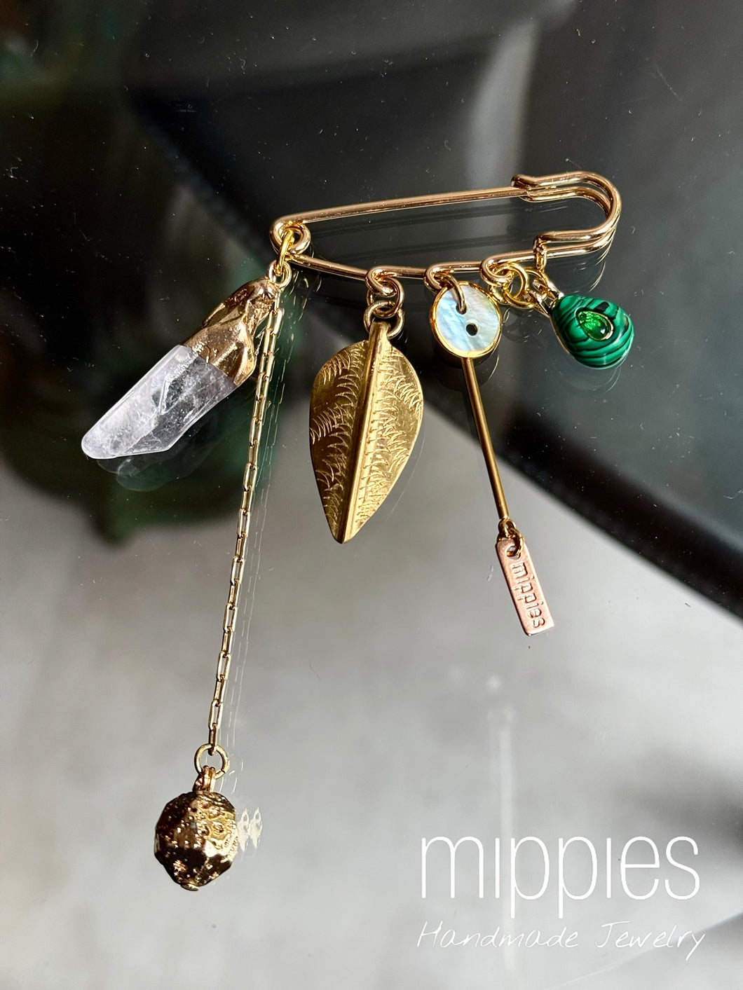 Mippies – Handgemaakte broche/speld met Malachiet, Kristal en bedels, Hand-made in Nederland