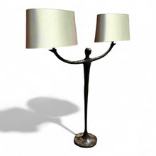 Afbeelding in Gallery-weergave laden, Bronzen Porta Romana Tafellamp – Sculpturale Elegant, Italie 1970s
