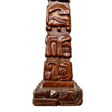 Load image into Gallery viewer, Vintage hand bestoken houten “Totem” tafel lamp van Temde met unieke nieuwe kap, Zwitserland 1960&#39;s
