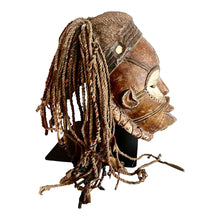 Afbeelding in Gallery-weergave laden, Afrikaans ceremonieel Chokwe Female Pwo masker
