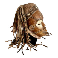 Afbeelding in Gallery-weergave laden, Afrikaans ceremonieel Chokwe Female Pwo masker
