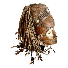 Afbeelding in Gallery-weergave laden, Afrikaans ceremonieel Chokwe Female Pwo masker
