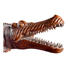 Load image into Gallery viewer, Vintage handgemaakte levensgrote krokodil, Indonesië 1970s

