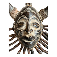 Afbeelding in Gallery-weergave laden, African Chokwe mask. Congo circa, Afrika 1950
